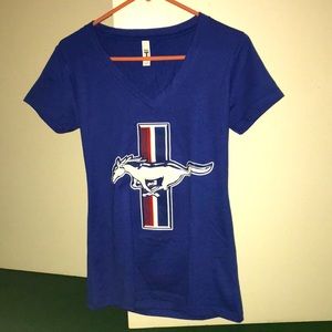 Ford Mustang medium-sized blue, V-neck T-Shirt